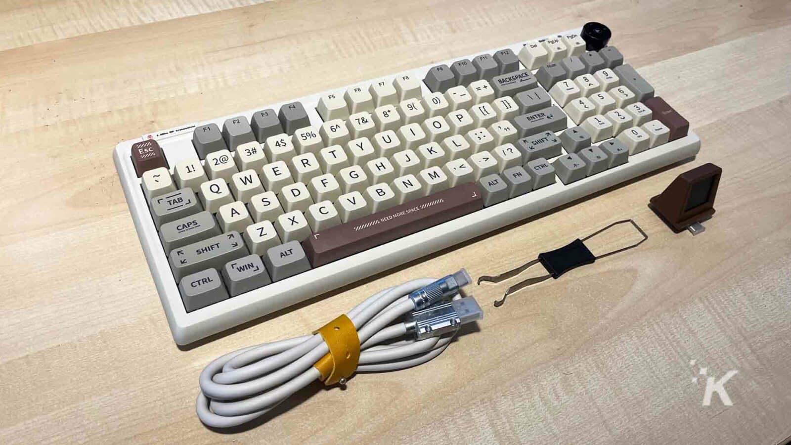 Tastatură mecanică Epomaker pe birou cu accesorii