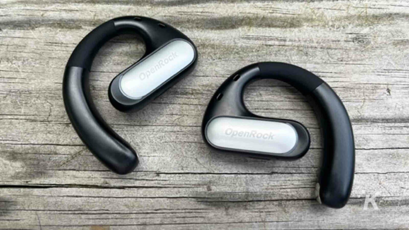 Auricolari Openrock Pro sul tavolo