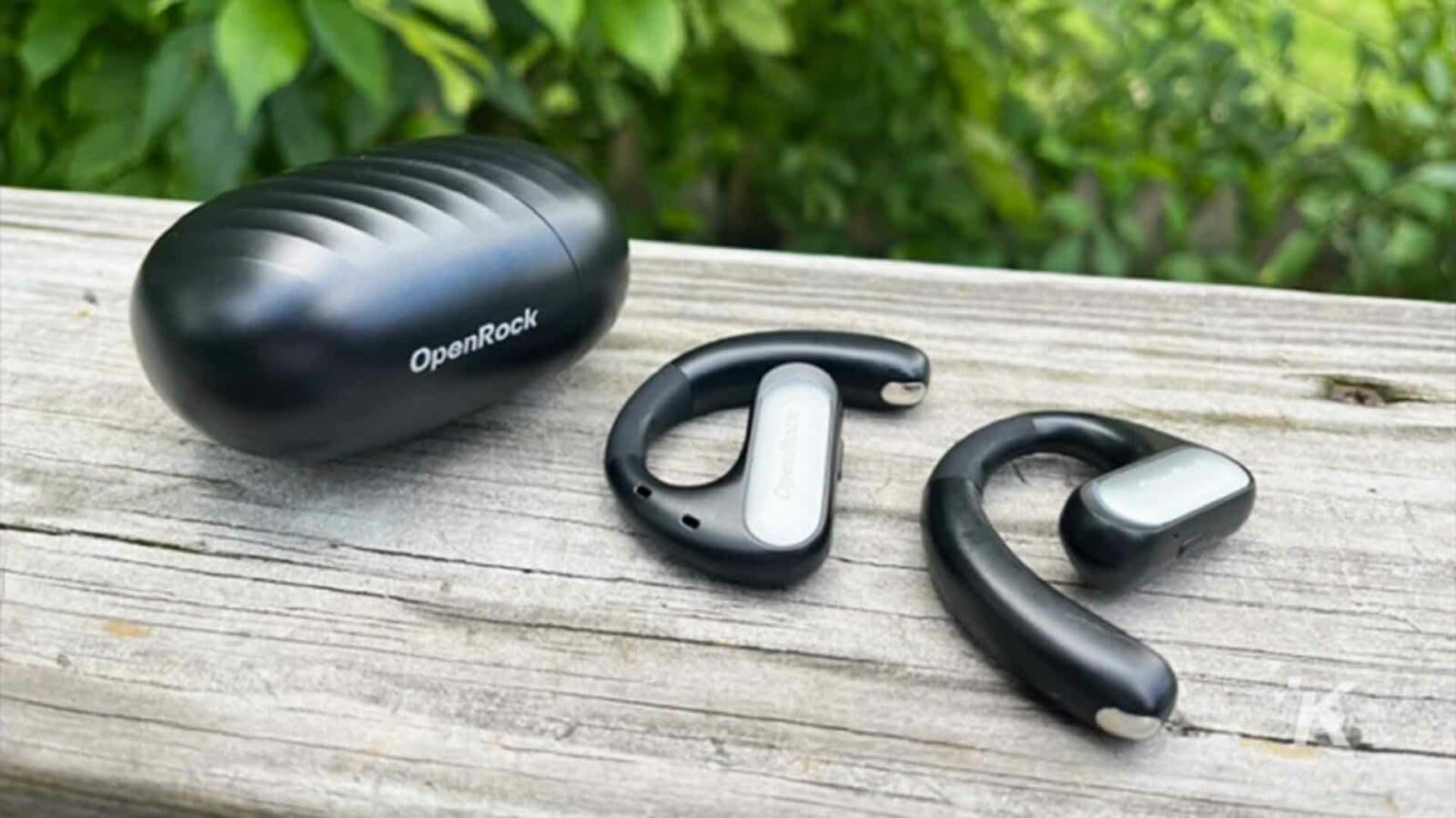 Auricolari Openrock Pro con custodia su ringhiera