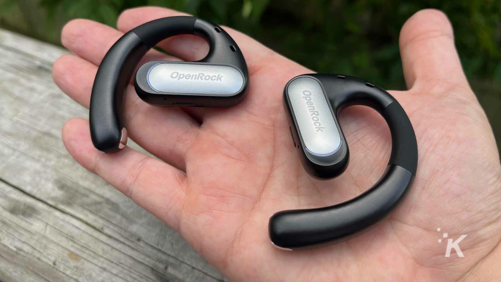 Auriculares Openrock Pro en la mano