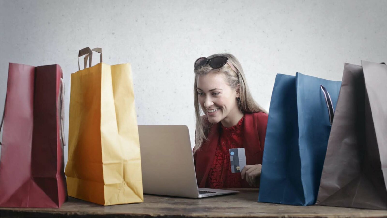 Mujer frente a la computadora portátil