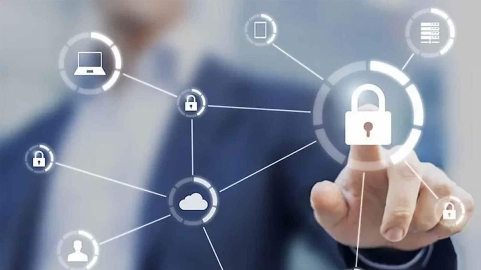 Bărbatul arată spre un lacăt digital care reprezintă securitatea datelor