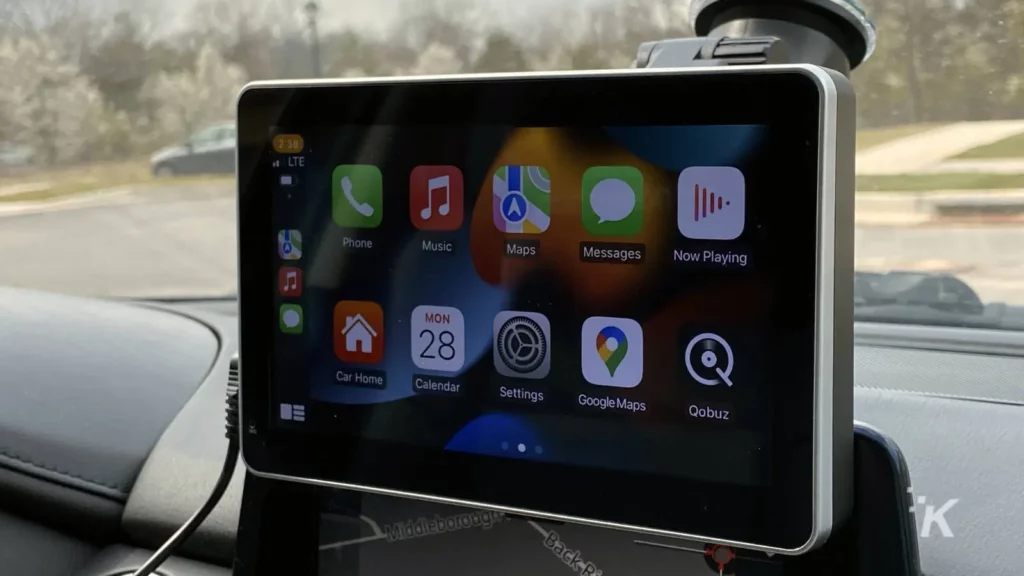 Intellidash pro on windshield showing apple carplay in use