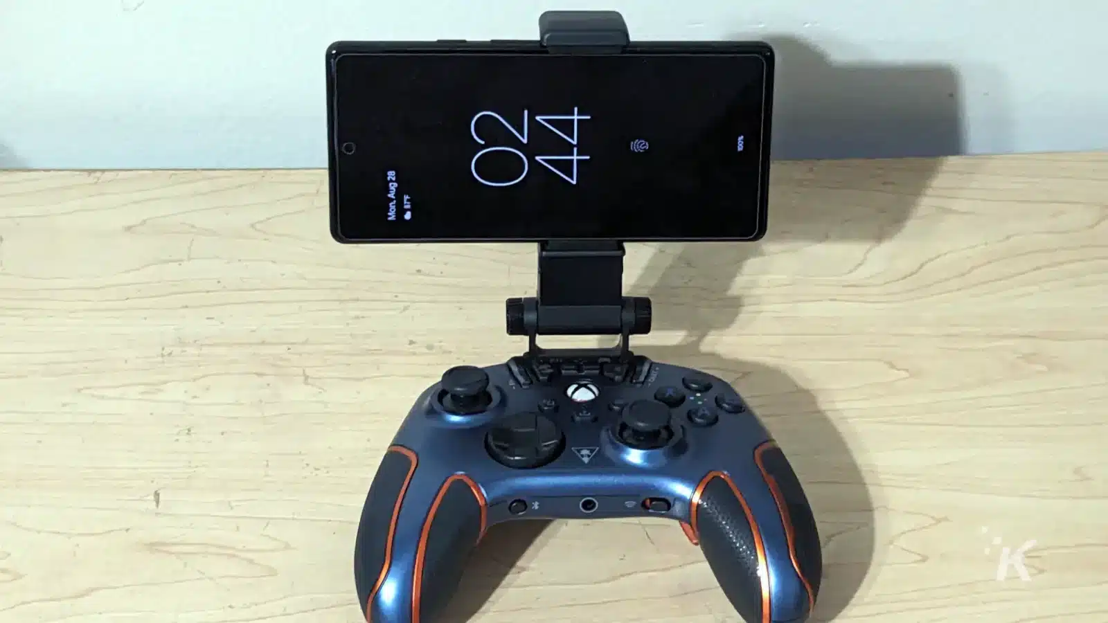 Turtle beach recon cloud controller with a phone clamped in the upper portion