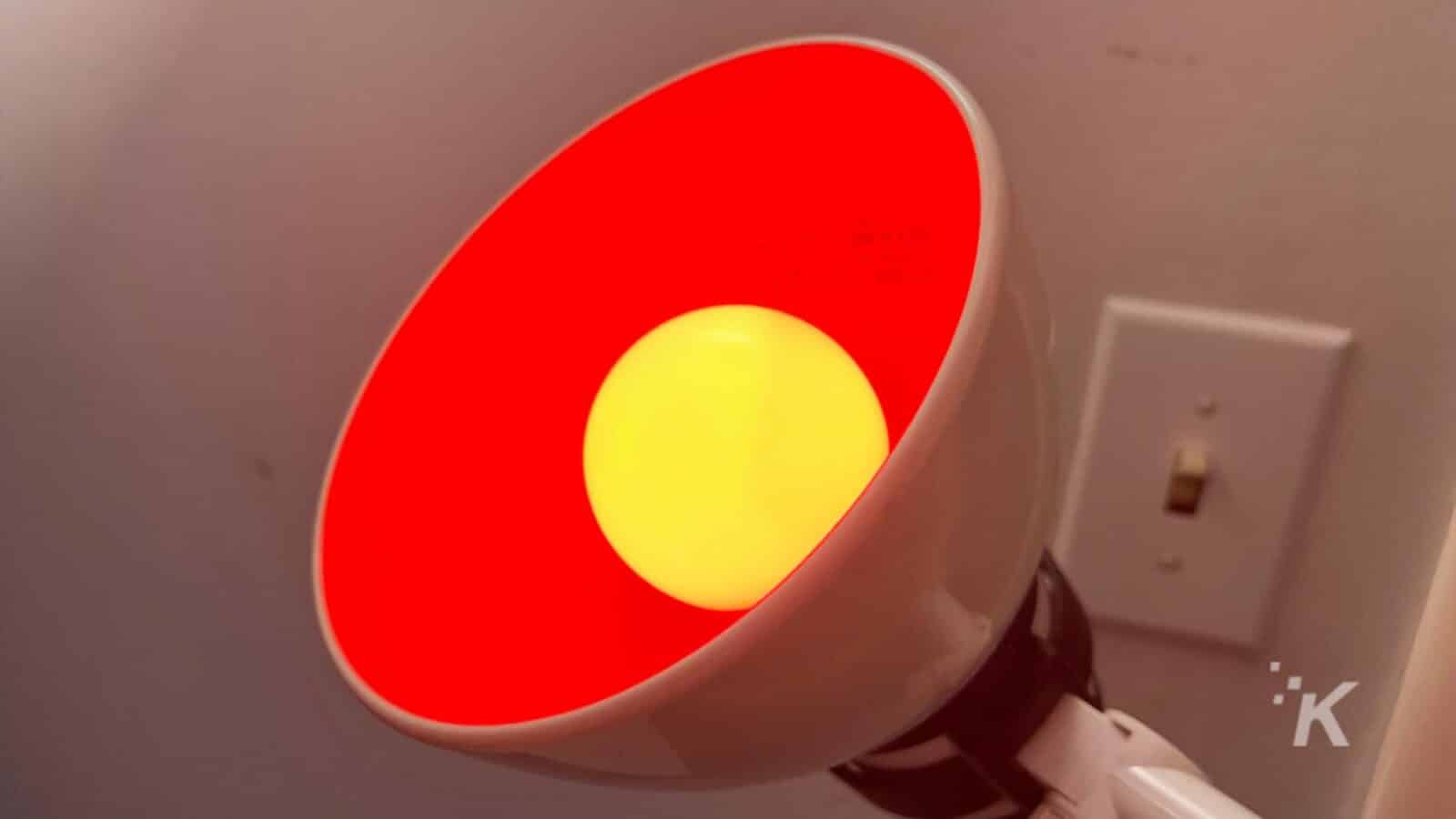 Lampu merah terang menerangi ruang dalam ruangan.