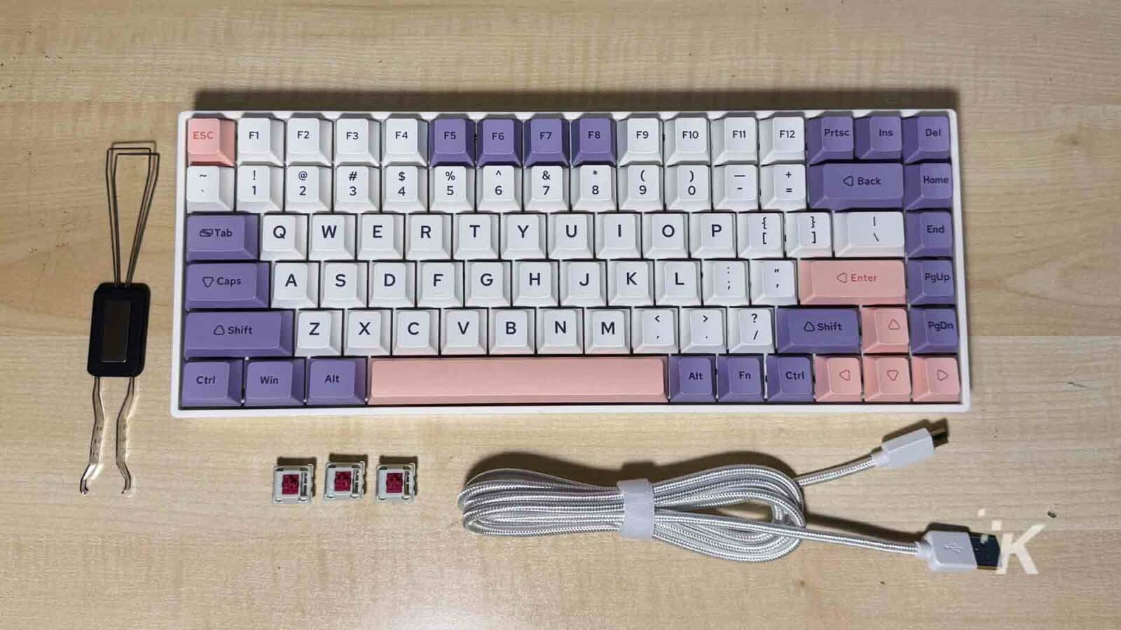 O tastatură cu diverse dispozitive de intrare, componente de computer și rechizite de birou pe o suprafață interioară. Bp84 plus cu accesorii