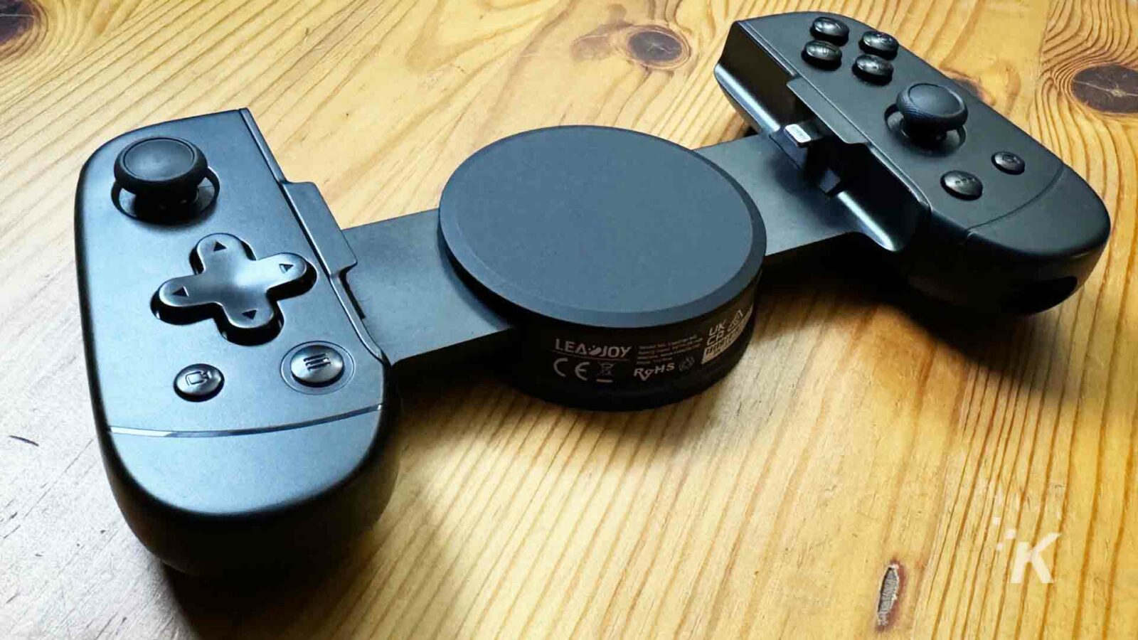 Un joystick e un controller di gioco con una leva vengono utilizzati all'interno.