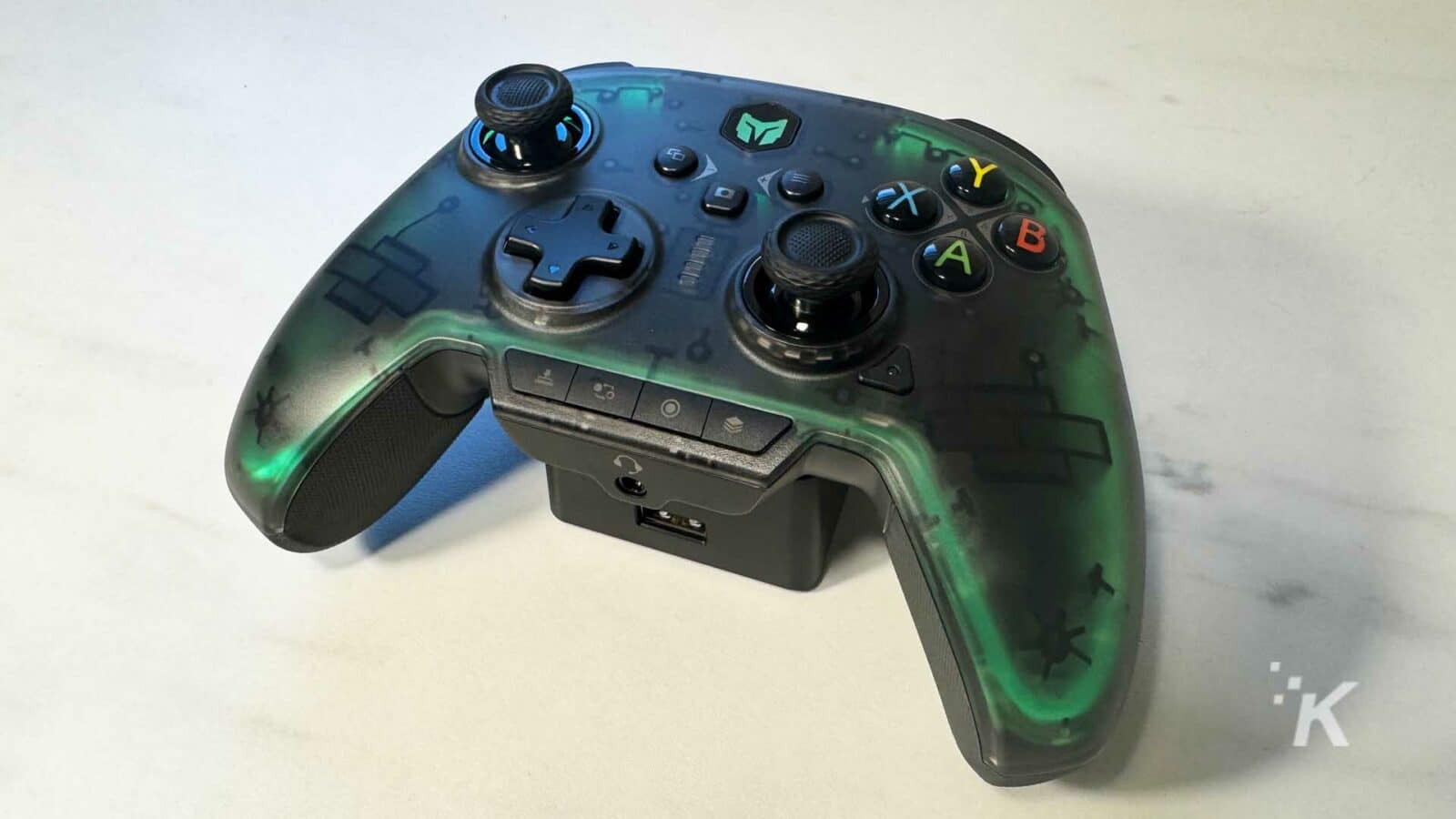 Controller Rainbow 2 pro sul bancone con illuminazione RGB.