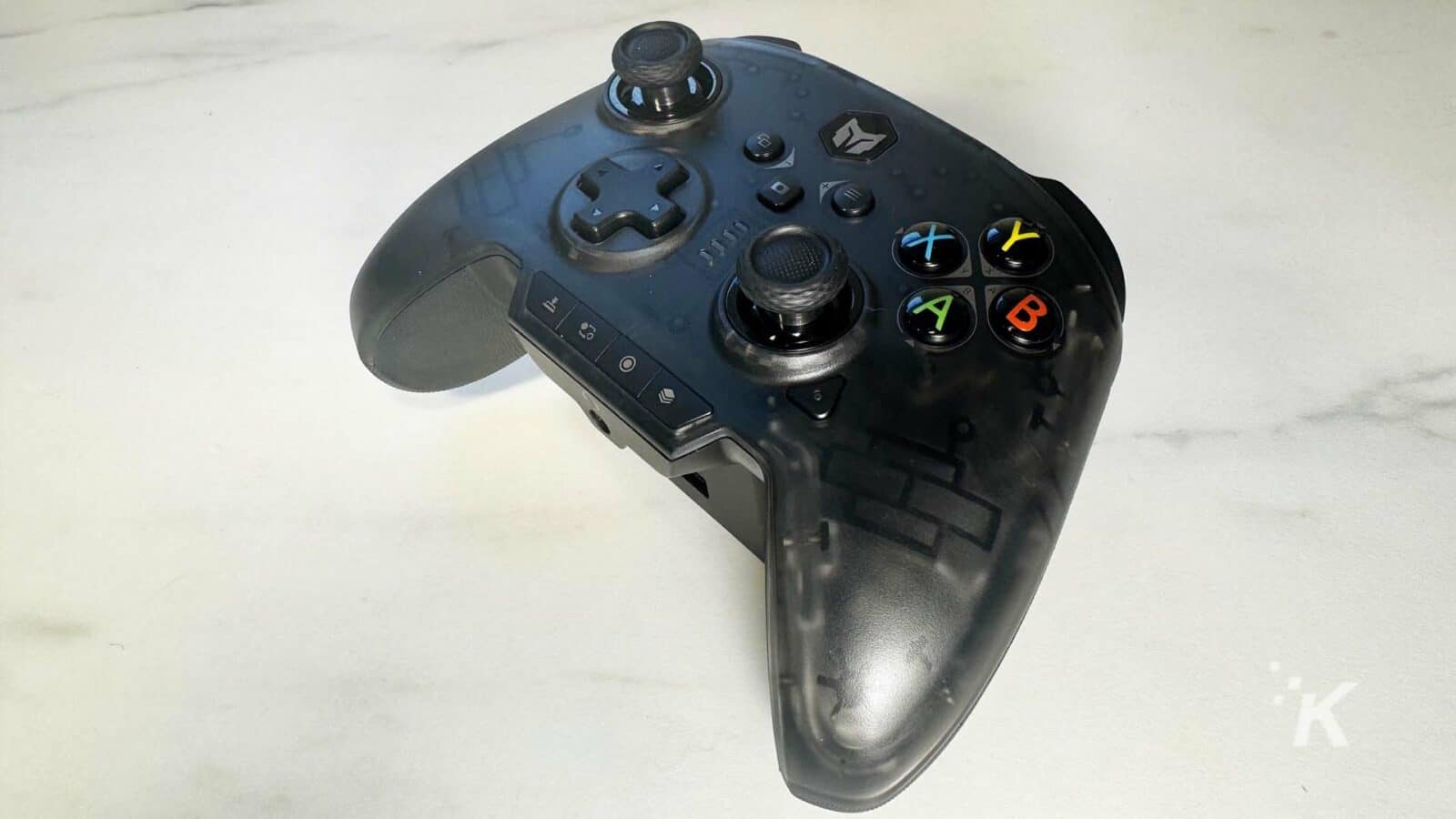 Viene utilizzato il controller per videogiochi nero.