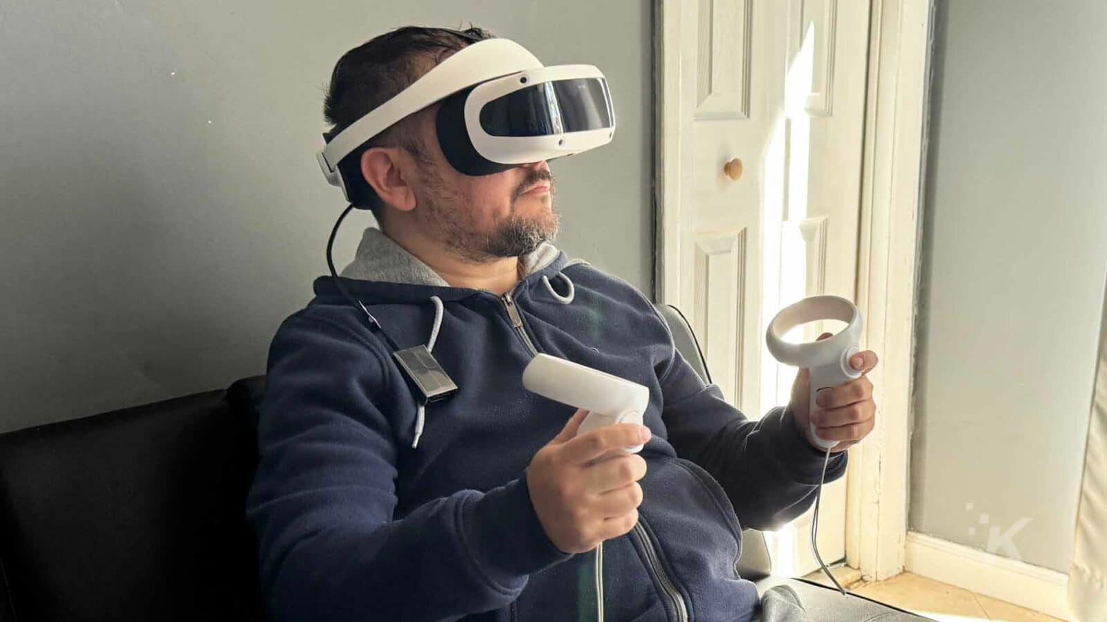 Eine Person verwendet ein DPVR-E4-Headset