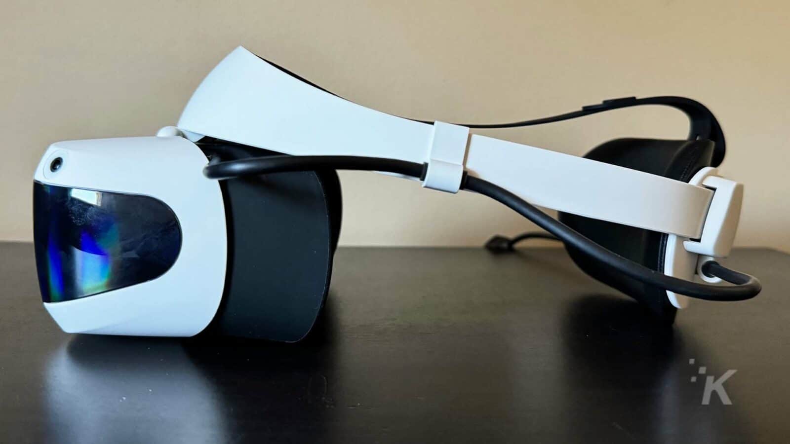 Dpvr e4-Headset auf dem Tisch