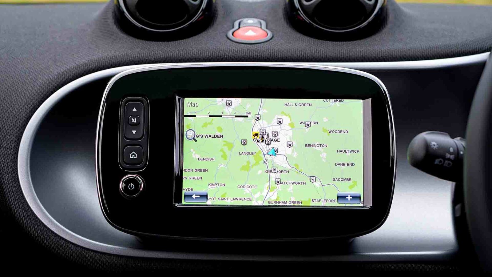 Un tablou de bord al mașinii este iluminat cu un dispozitiv electronic multimedia, sunetul vehiculului, dispozitivul de navigare prin GPS, indicatori și alte componente electronice, oferind control asupra vehiculului.