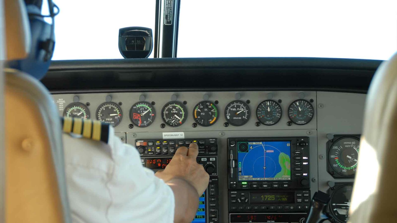 O piloto está pilotando o transporte na cabine, cercado por instrumentos de vôo, ao ar livre em um rumo de 339 graus, com velocidade de 1.124 nós, posição de 22nnw kailua kon, altitude de 1.725 pés e pista de 2 8 9 1111. Usando GPS