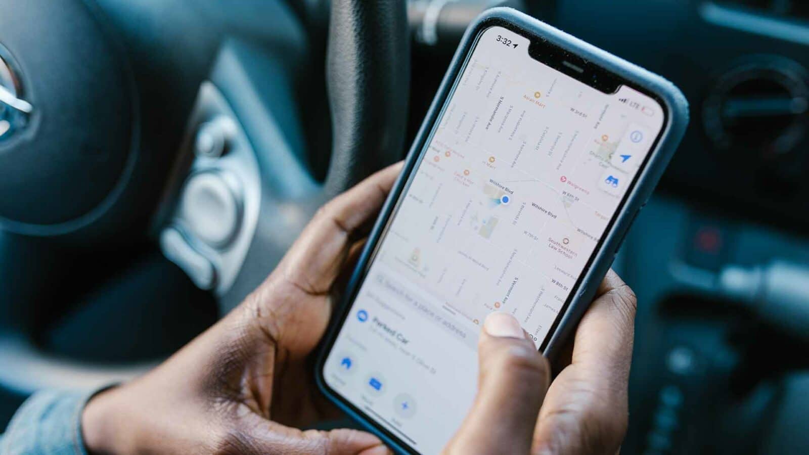 Uma pessoa segura o telefone olhando seus mapas GPS.