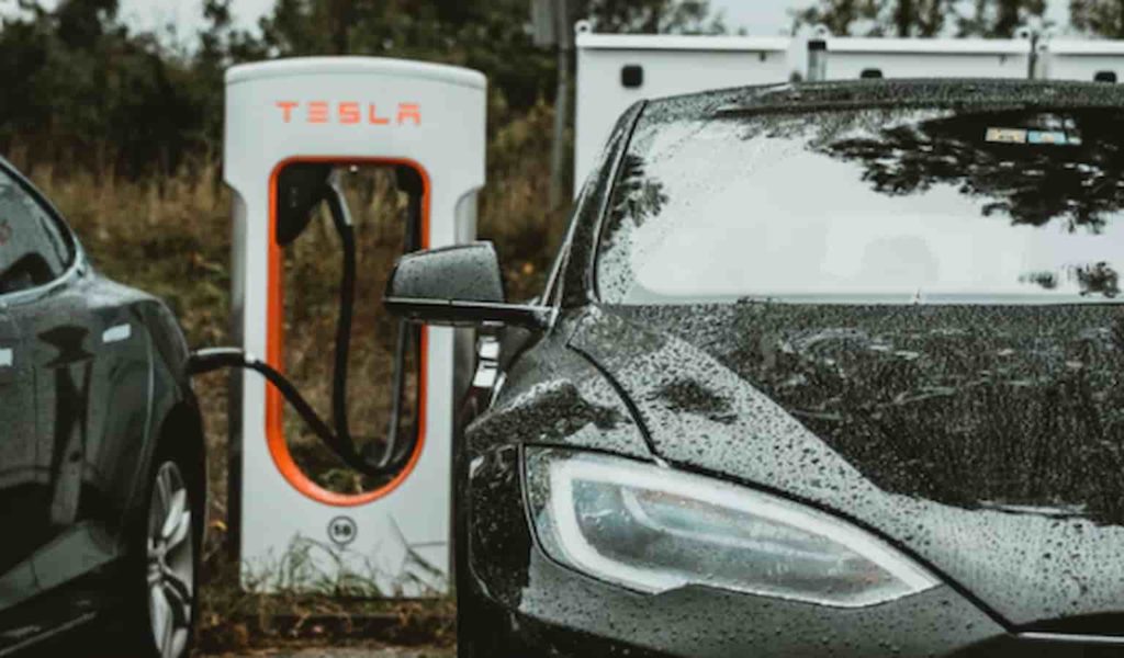 ซูเปอร์ชาร์จเจอร์ของ Tesla ถูกใช้เพื่อชาร์จเทสลา