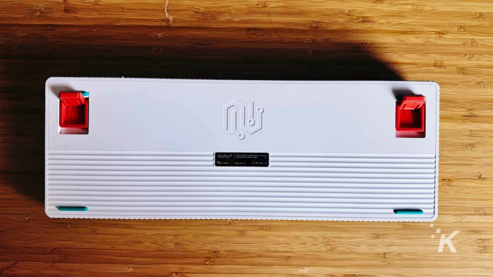 木桌上的 Nuphy halo96 機械式鍵盤底部