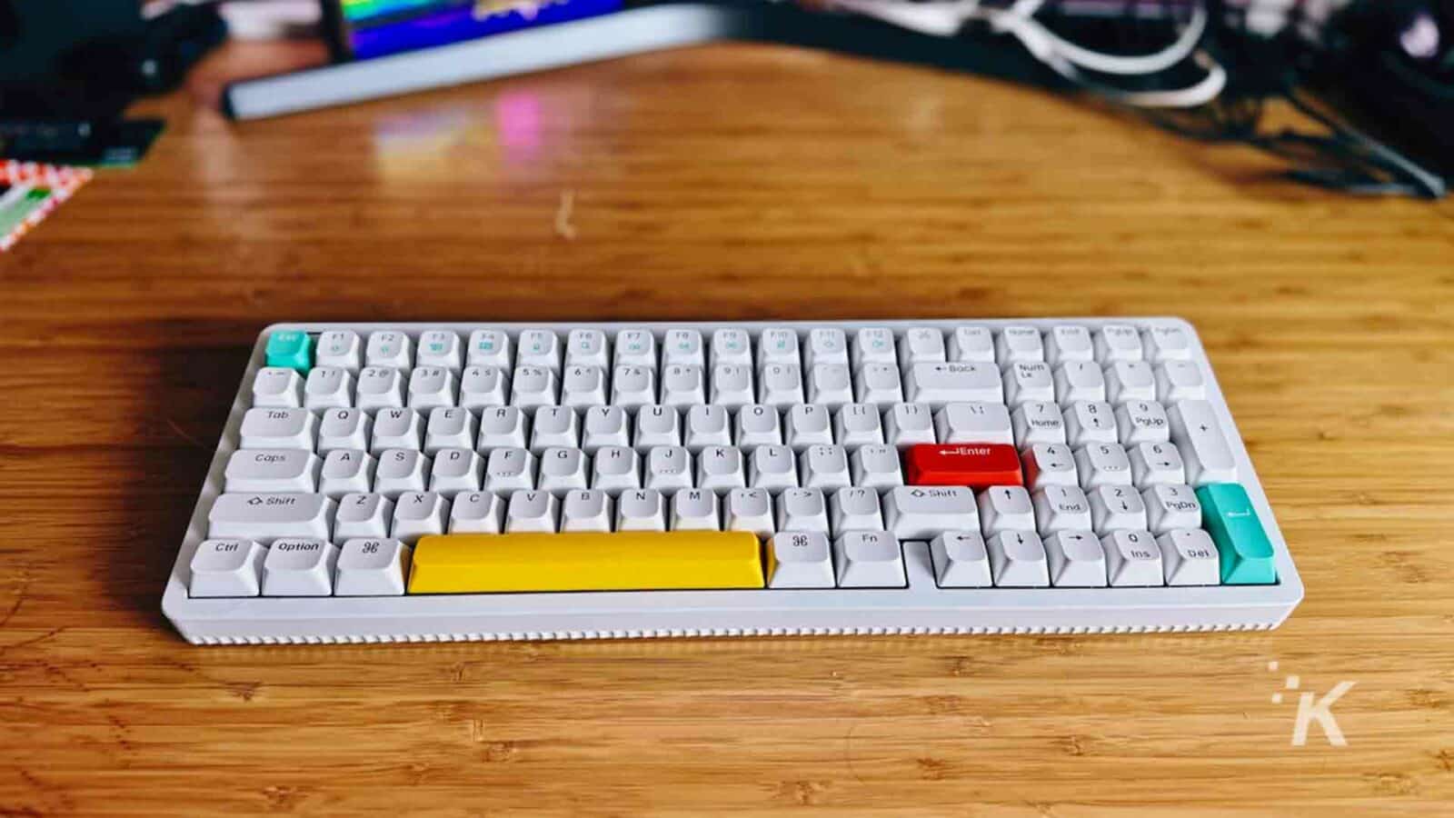 Tastatură mecanică Nuphy halo96 pe birou din lemn.