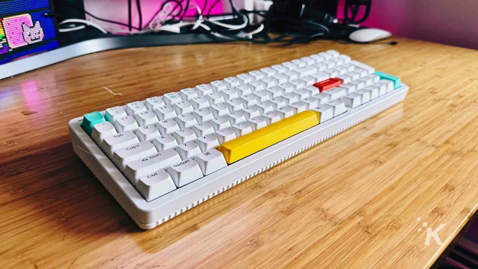 Tastatură mecanică Nuphy halo96 pe birou din lemn