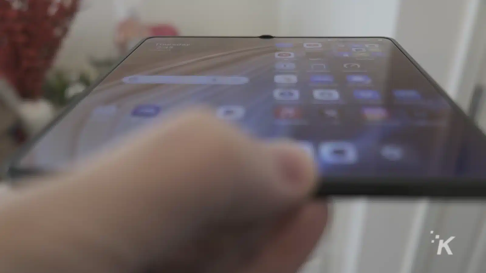 Oneplus open showing the lack of visible crease on the foldable screen