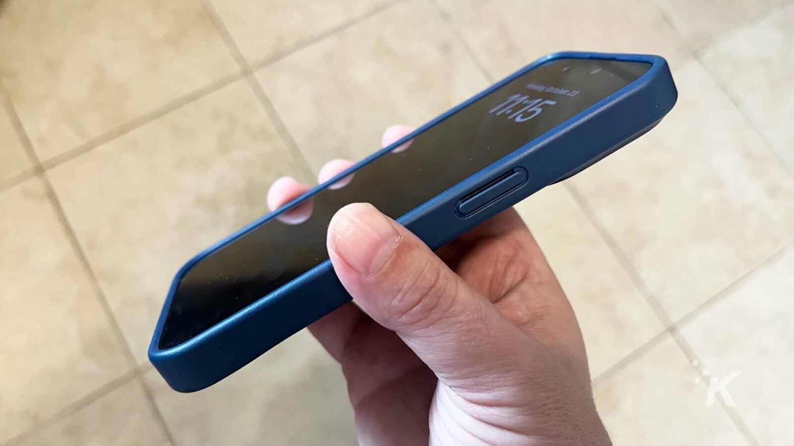 Etui Torras z podstawką na iPhone'a 15 Pro w dłoni