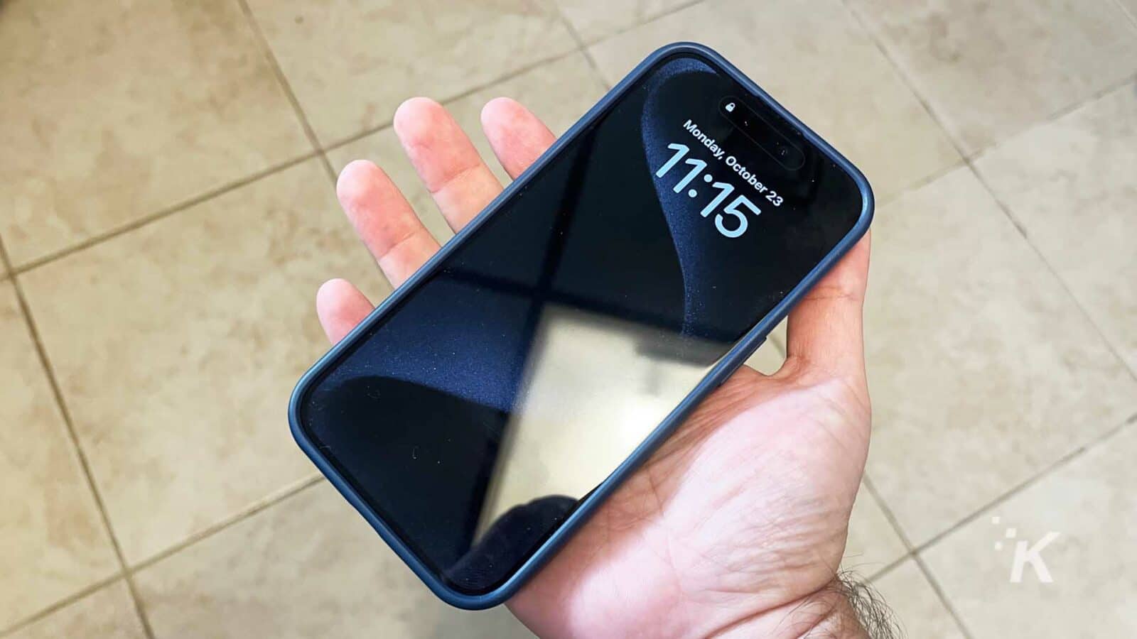 Etui Torras z podstawką na iPhone'a 15 Pro w dłoni