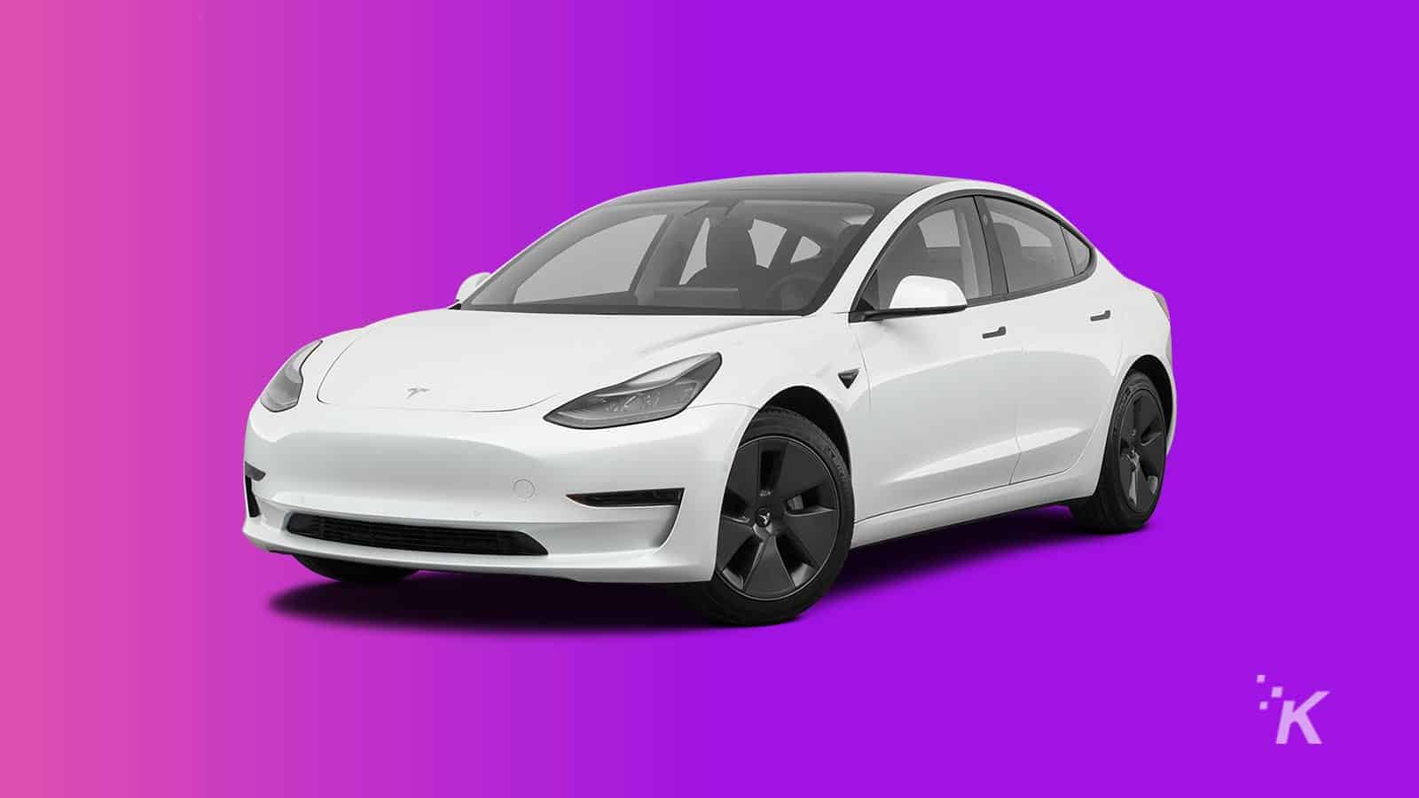 Tesla model 3 dengan latar belakang ungu