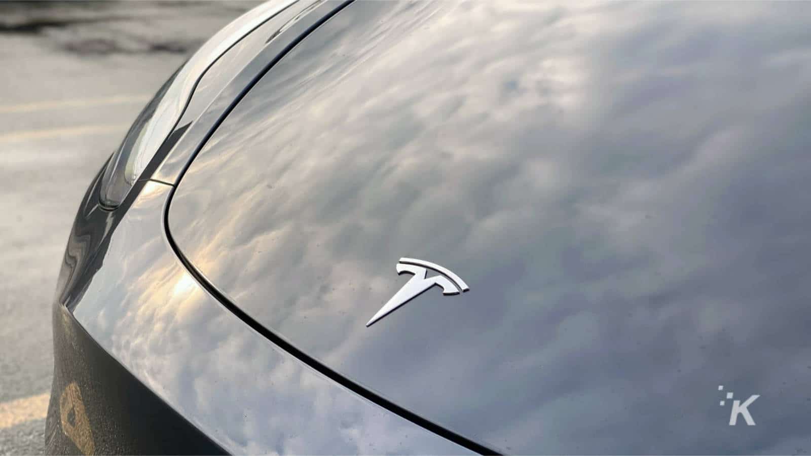 Badge Tesla sur le modèle 3 avec conduite entièrement autonome