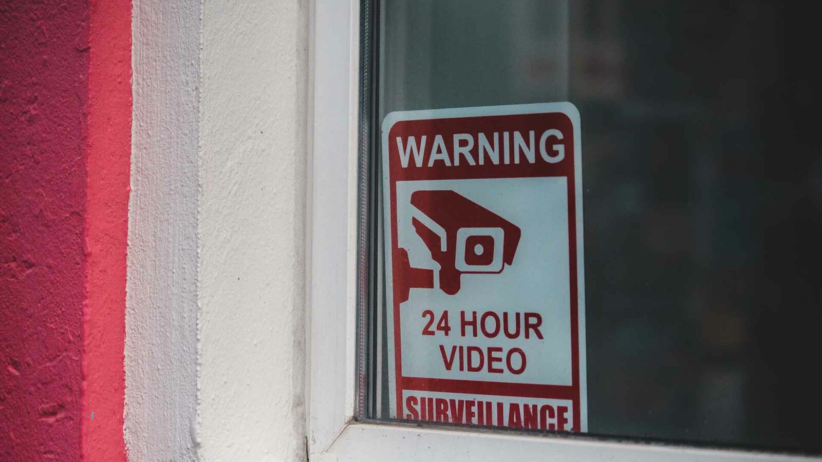 Cette image prévient que la zone est surveillée par vidéosurveillance 24h/24.