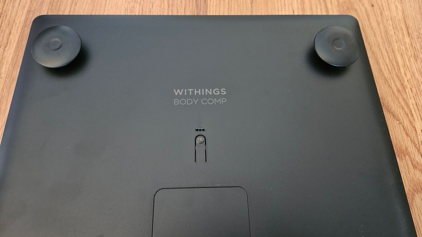 Logo Withings di bagian bawah skala.