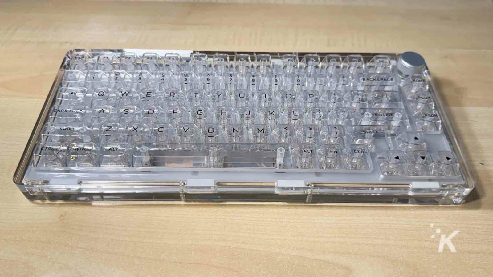 Mechanische Tastatur des Phantom 81 v2 auf dem Schreibtisch