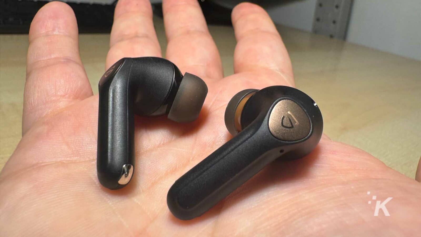 Os fones de ouvido soundpeats air4 pro na mão