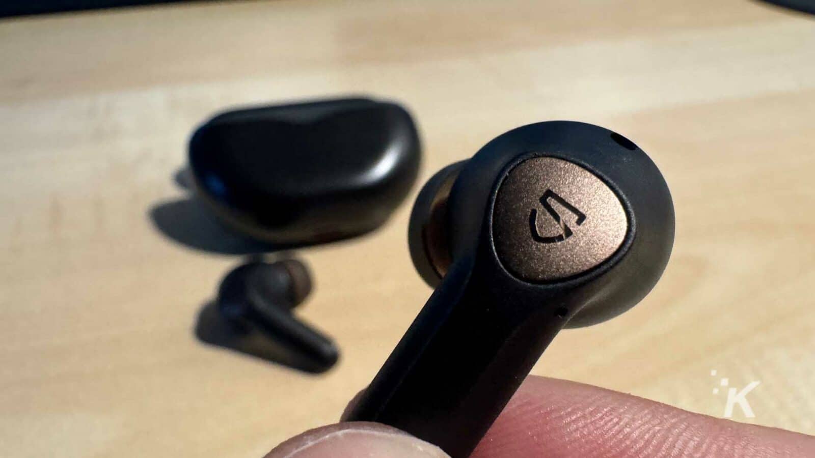 Soundpeats earbud air4 pro di tangan