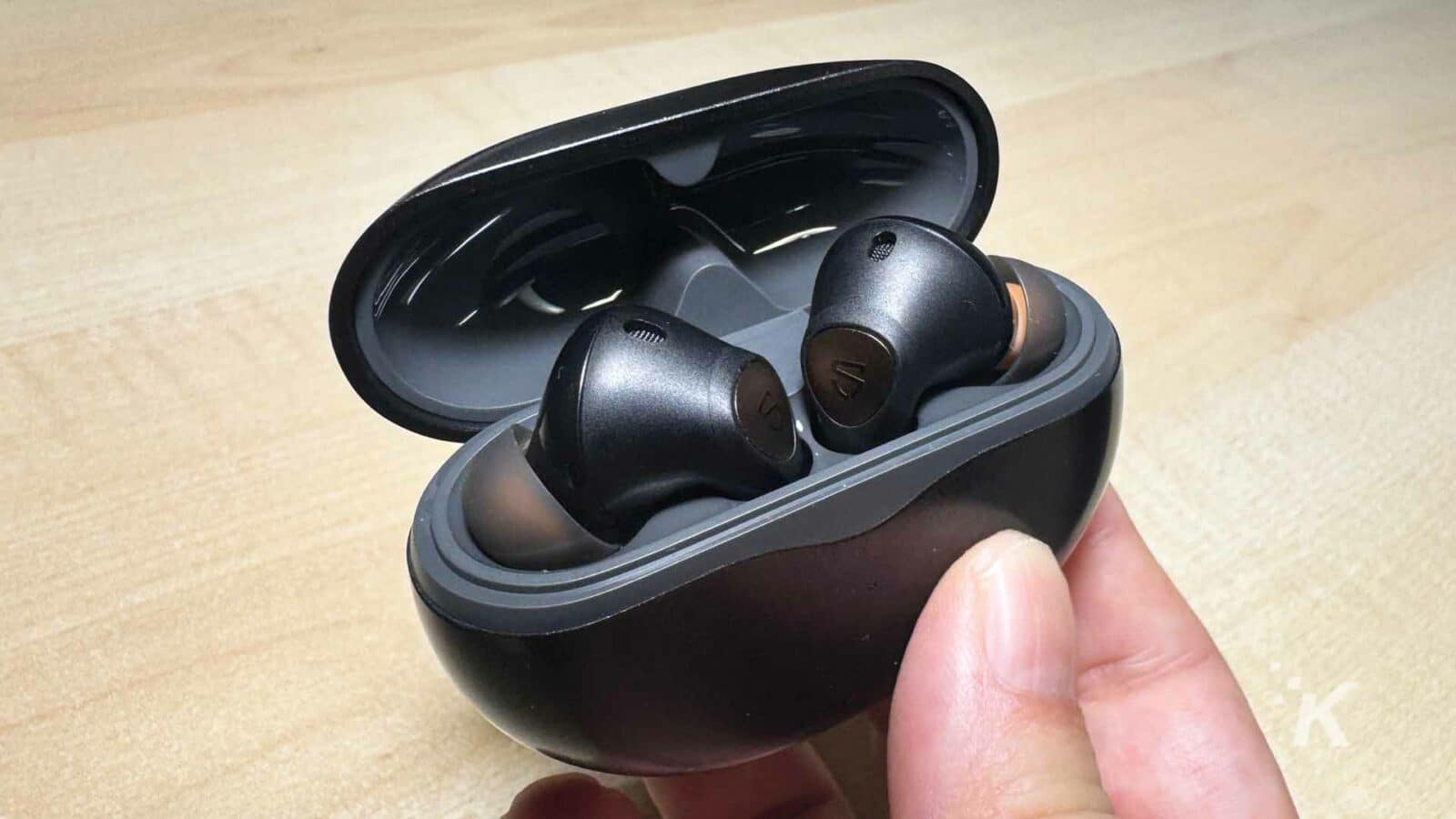 Soundpeats earbud air4 pro dengan casing di tangan