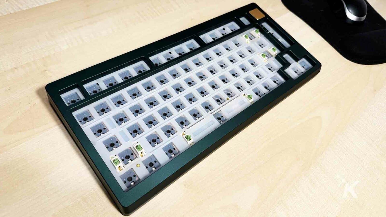 Mechanische Tastatur Moonshadow 81 auf dem Tisch