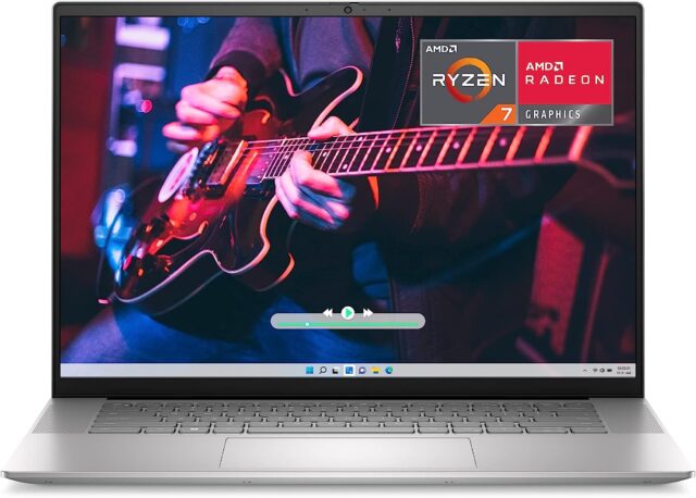 화면에 기타를 연주하는 남자가 있는 HP 노트북
