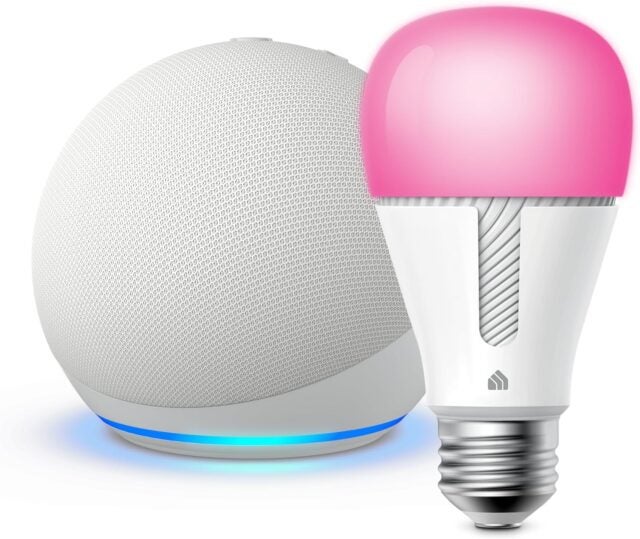 Amazon Echo Dot e una lampadina intelligente di colore rosa