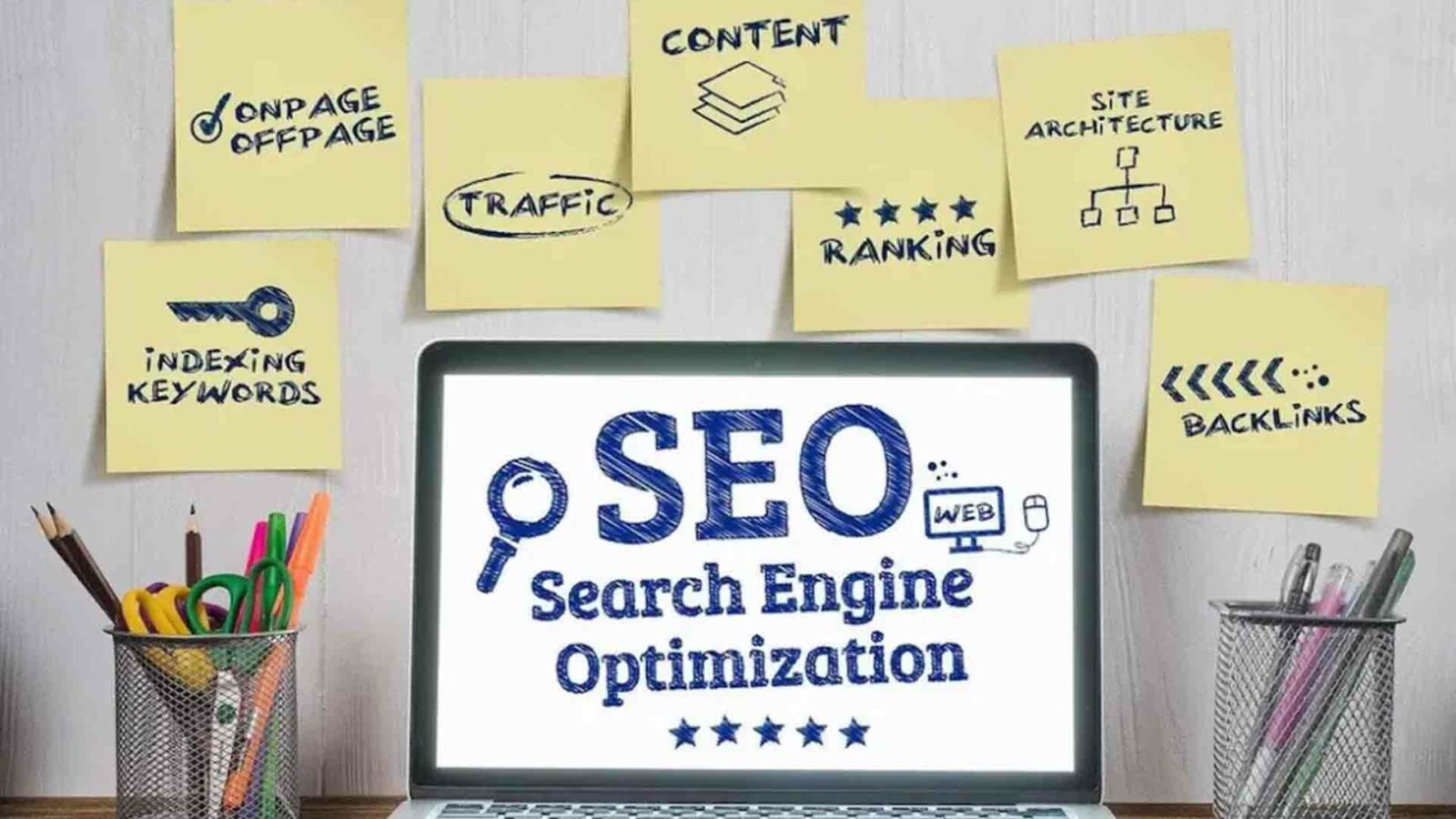 Un écran d'ordinateur portable affichant « l'optimisation des moteurs de recherche SEO » avec des notes autocollantes thématiques et des articles de papeterie sur un bureau, présentant des composants SEO tels que le contenu et des mots-clés.