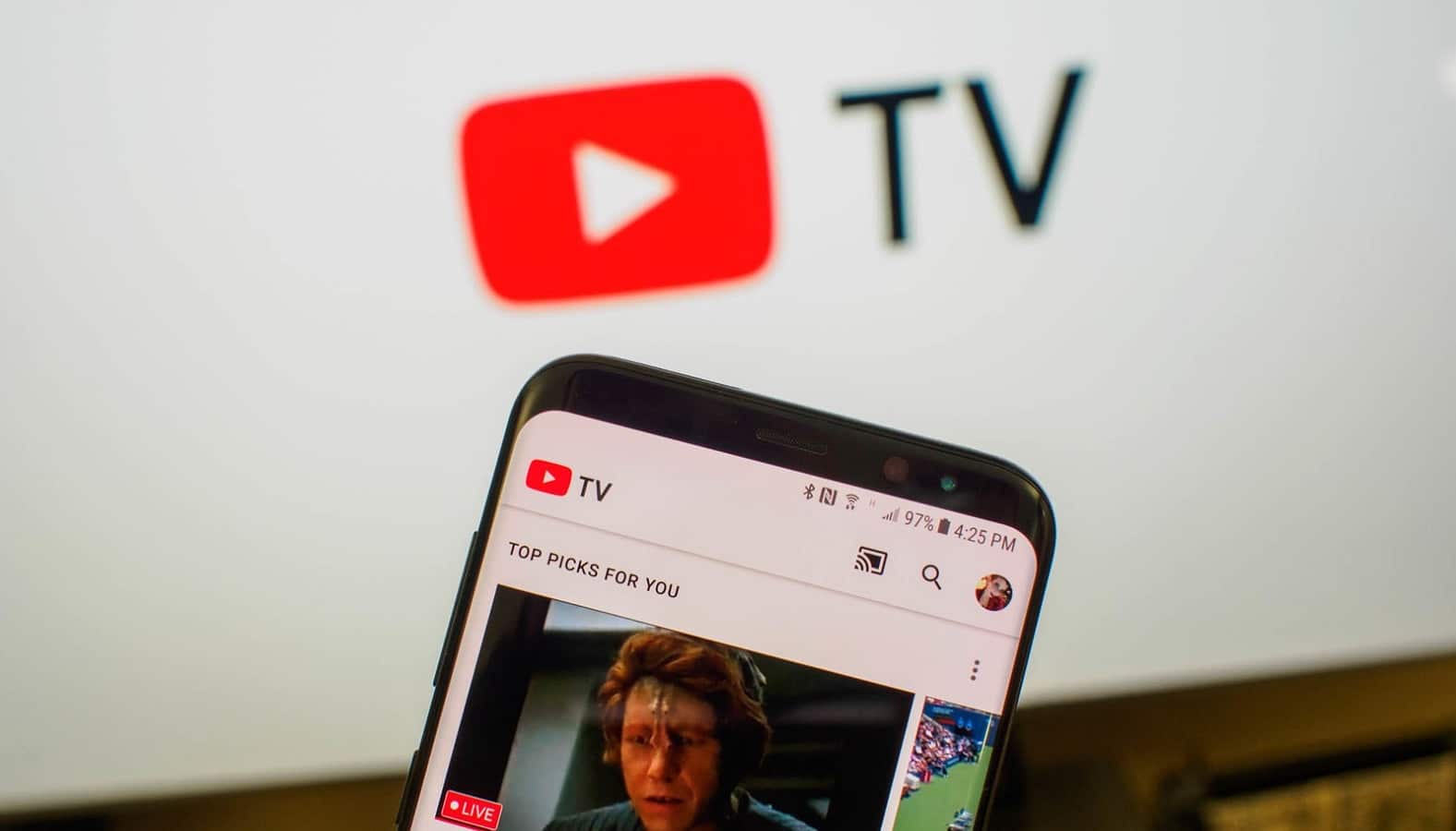 Youtube tv mostrado en pantalla y teléfono