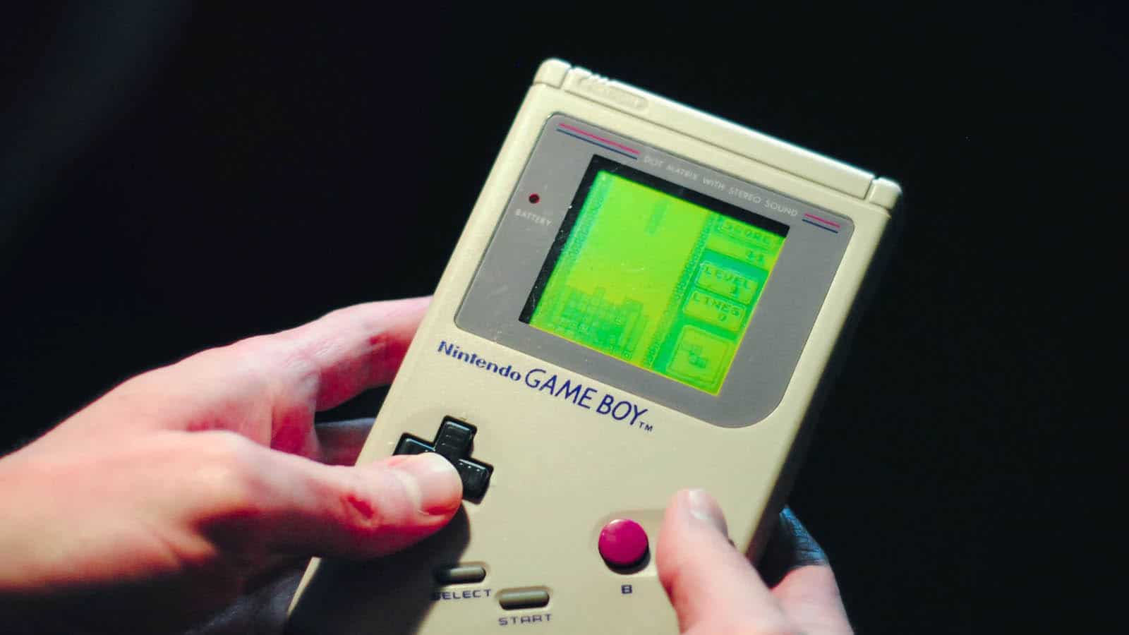 Persona sosteniendo un game boy