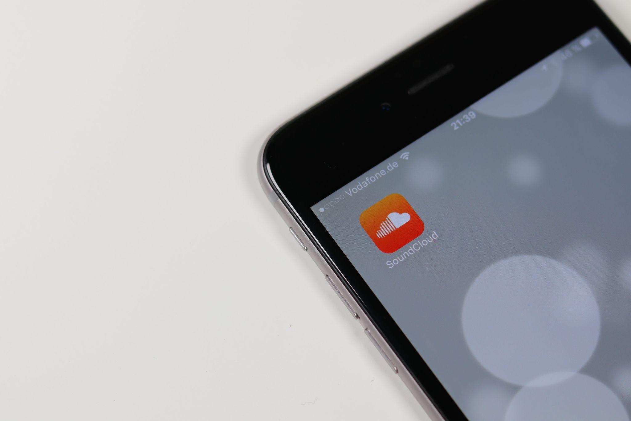 โลโก้ SoundCloud เพียงอย่างเดียวบนหน้าจอโทรศัพท์มือถือ