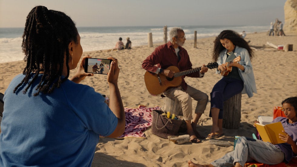 Novo iOS 17.2 apresenta imagens de vídeo espacial sendo filmadas na praia (foto oficial da Apple)