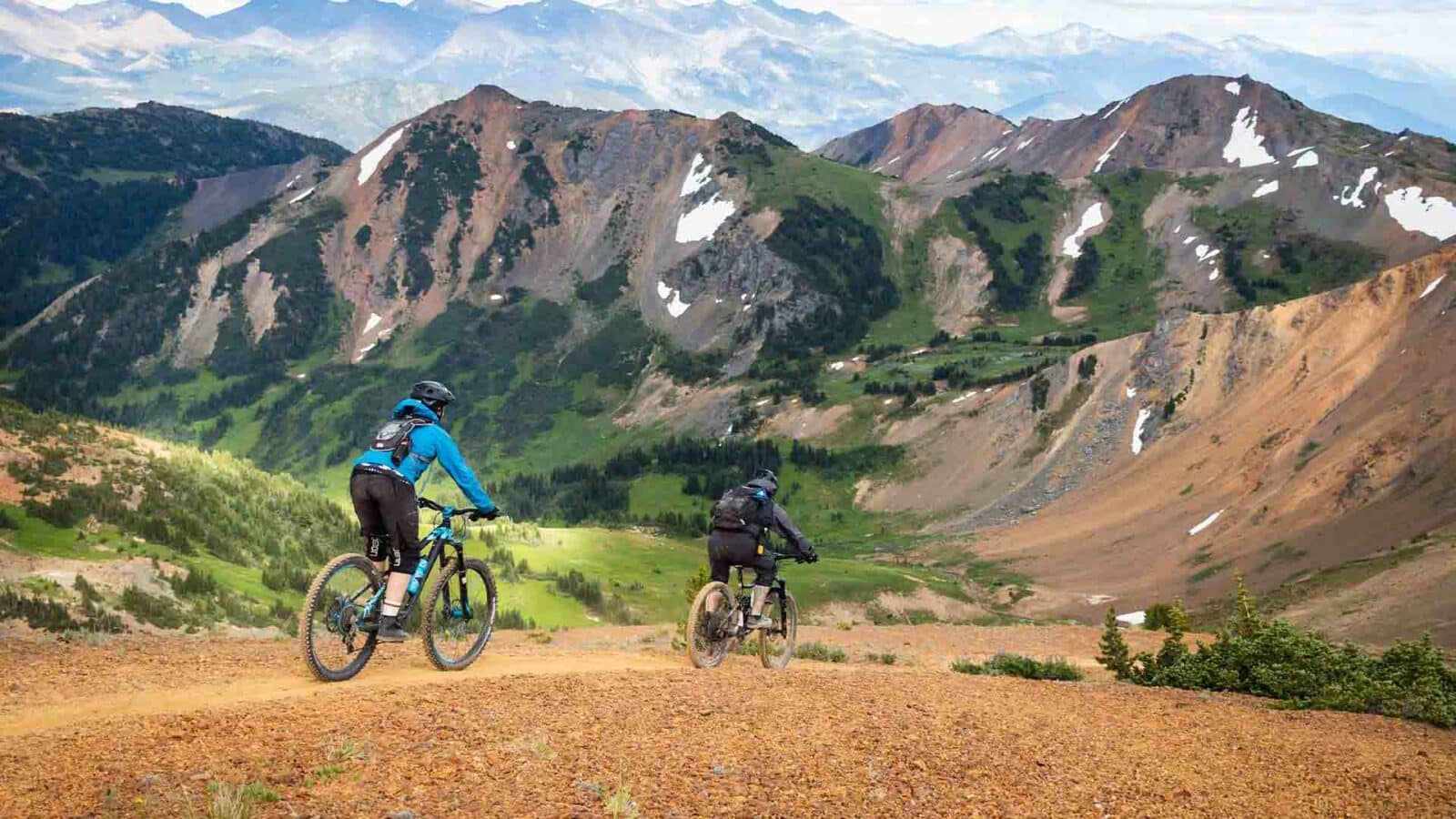 Les gens font du VTT dans le pays.