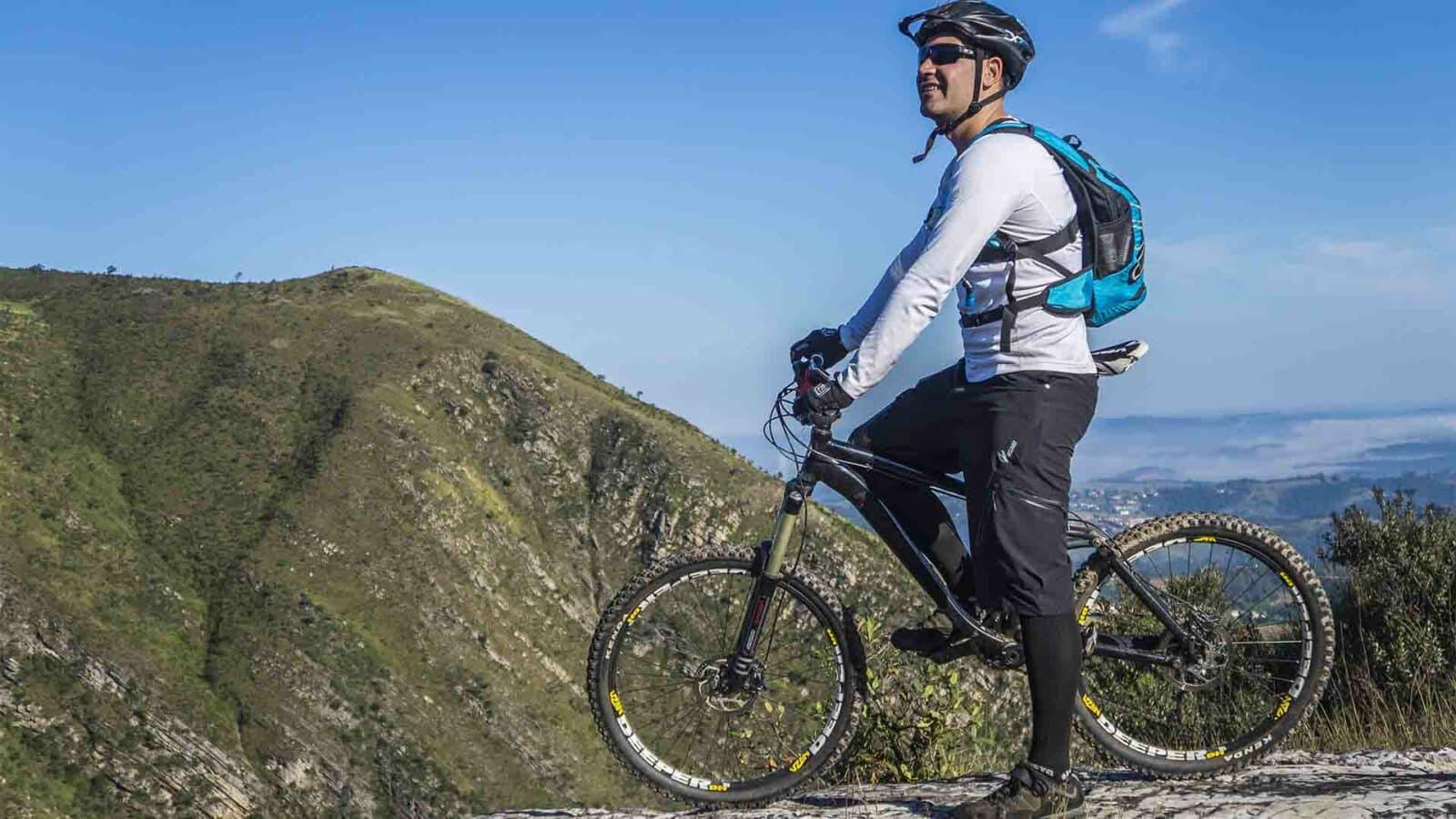 Persona en una bicicleta de montaña normal al aire libre.