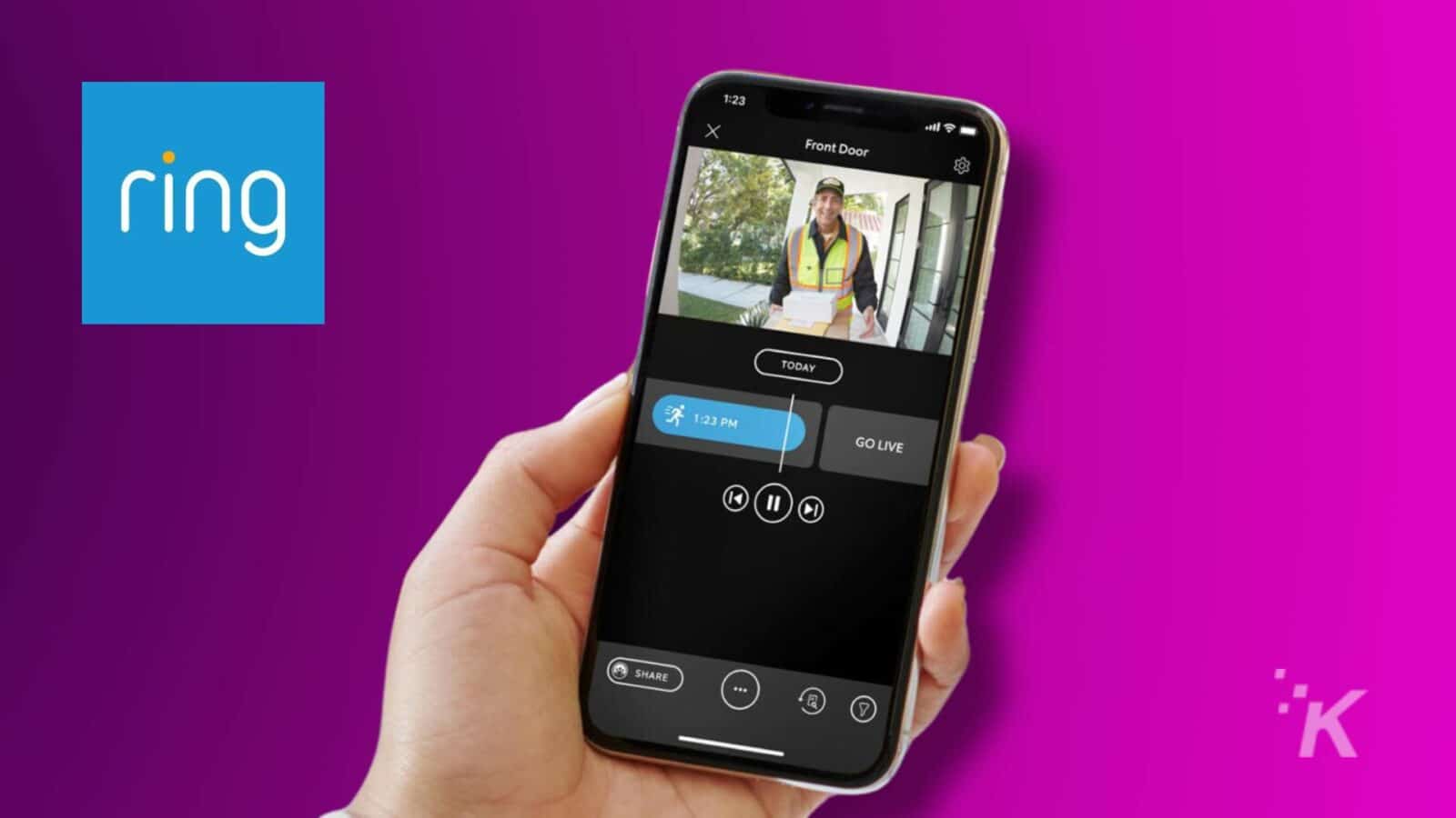Smartphone avec caméra annulaire sur fond violet