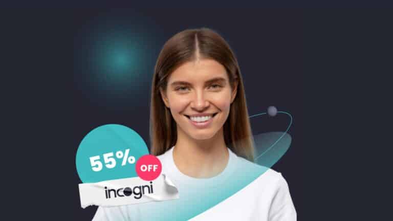 Una persona sonriente se para frente a un fondo oscuro con un gráfico que muestra "55 % de descuento" y la palabra "incogni". Sugiere un anuncio o una promoción.