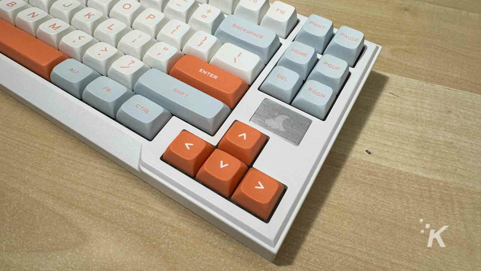 Feker plus clavier mécanique sur bureau avec boîte.