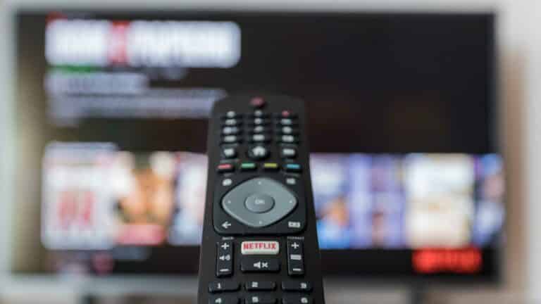 Streaming di TV dengan remote. Ott