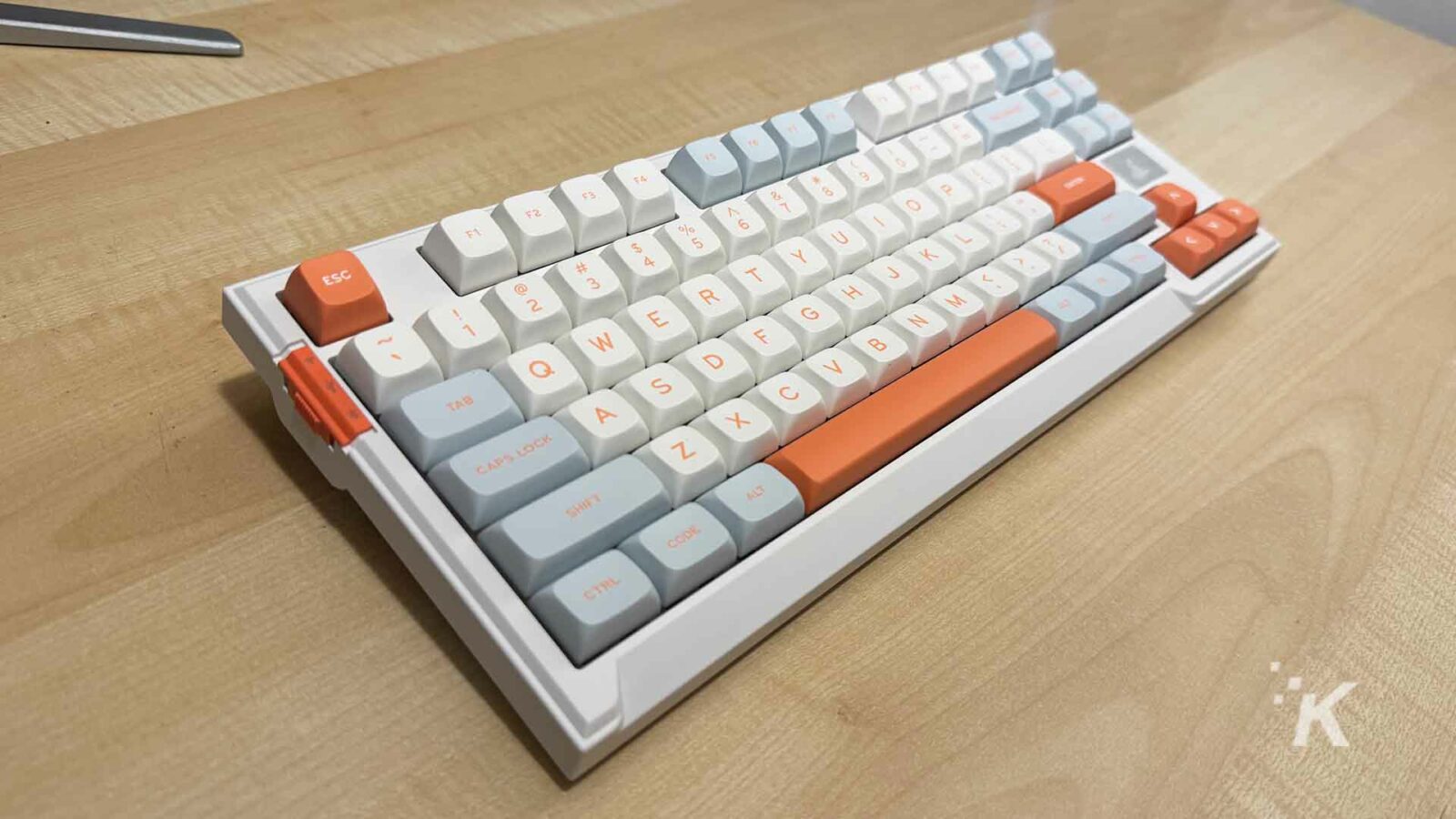 Feker mais teclado mecânico na mesa