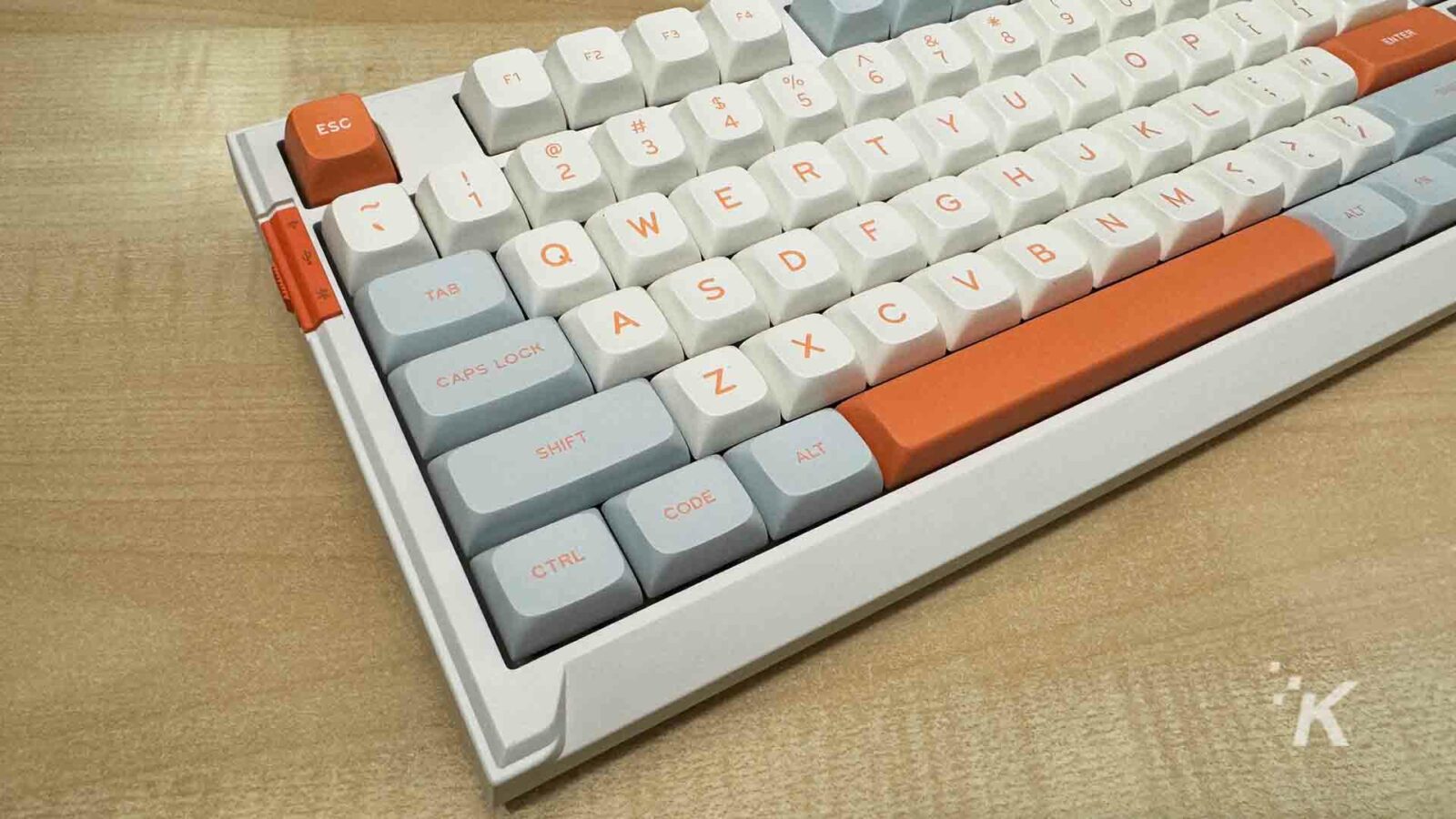 Feker plus teclado mecánico sobre escritorio