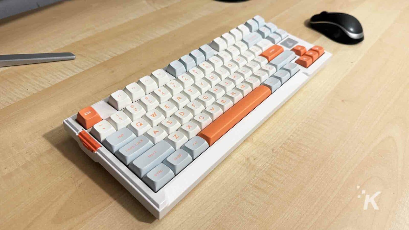 Feker plus mechanische Tastatur auf dem Schreibtisch